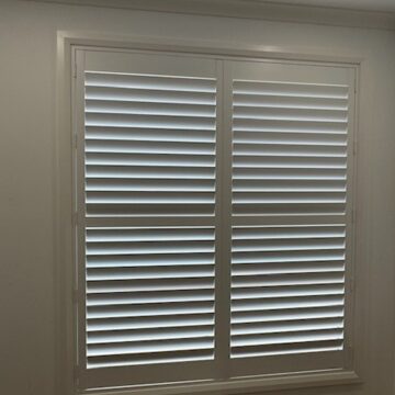 how do plantation shutters work